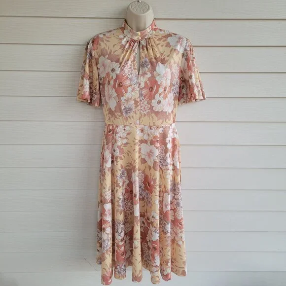 Vintage 70s: floral keyhole front short sleeve dress - Picture 6 of 7